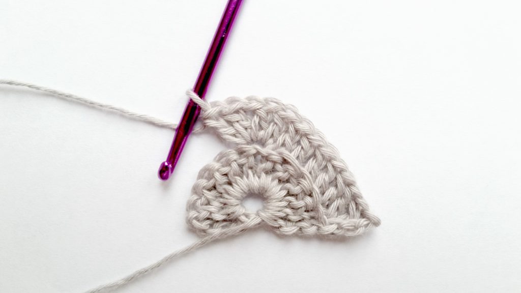 Kalinda Shawl - easy and free crochet pattern by www.mycrochetory.com
