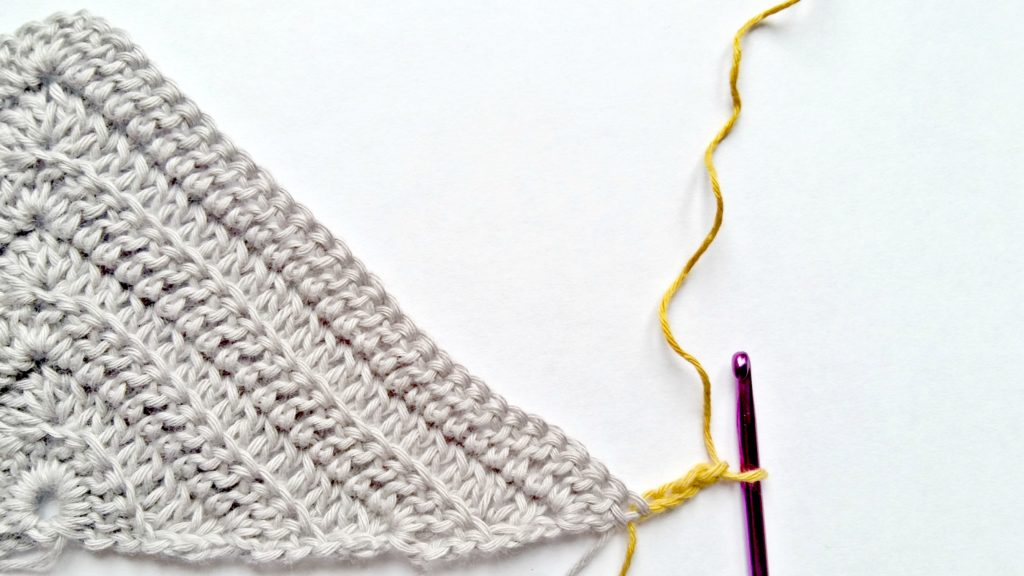Kalinda Shawl - easy and free crochet pattern by www.mycrochetory.com