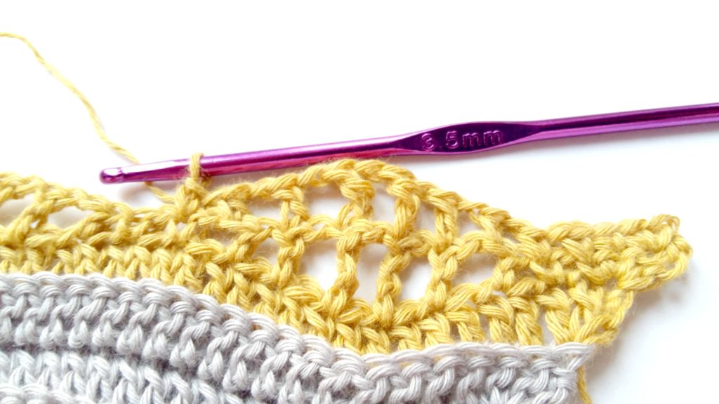 Kalinda Shawl - easy and free crochet pattern by www.mycrochetory.com