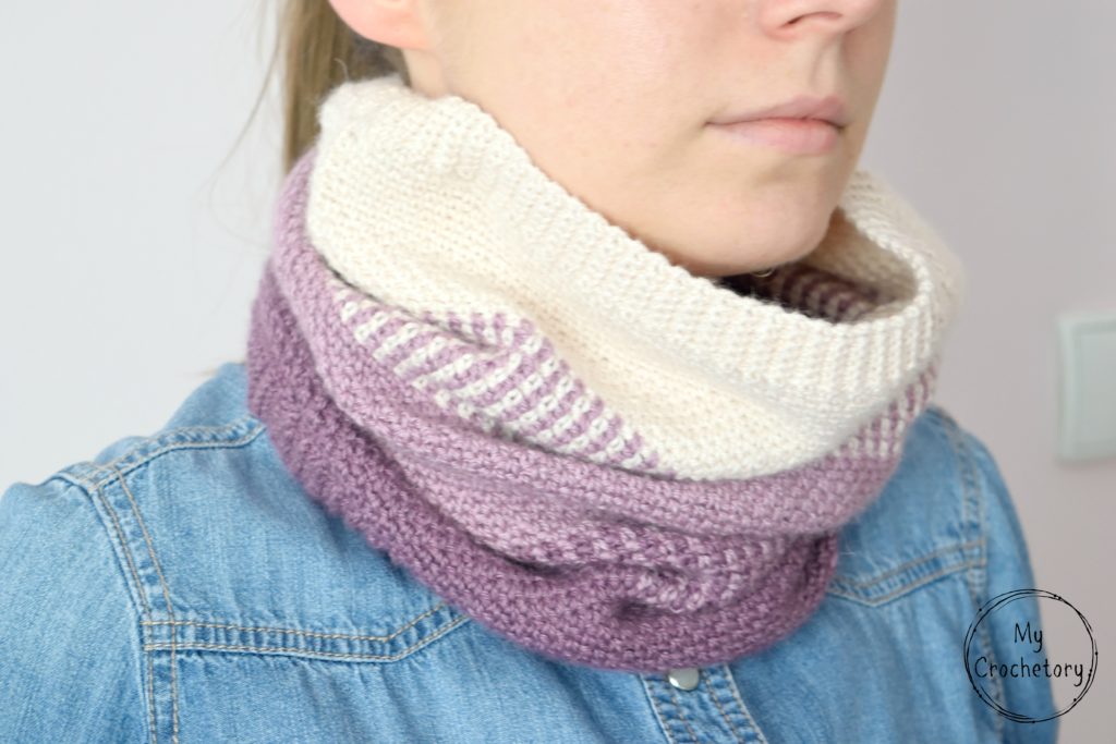 Ombre Moss Stitch Cowl: A cozy and fashionable free crochet cowl pattern accessory