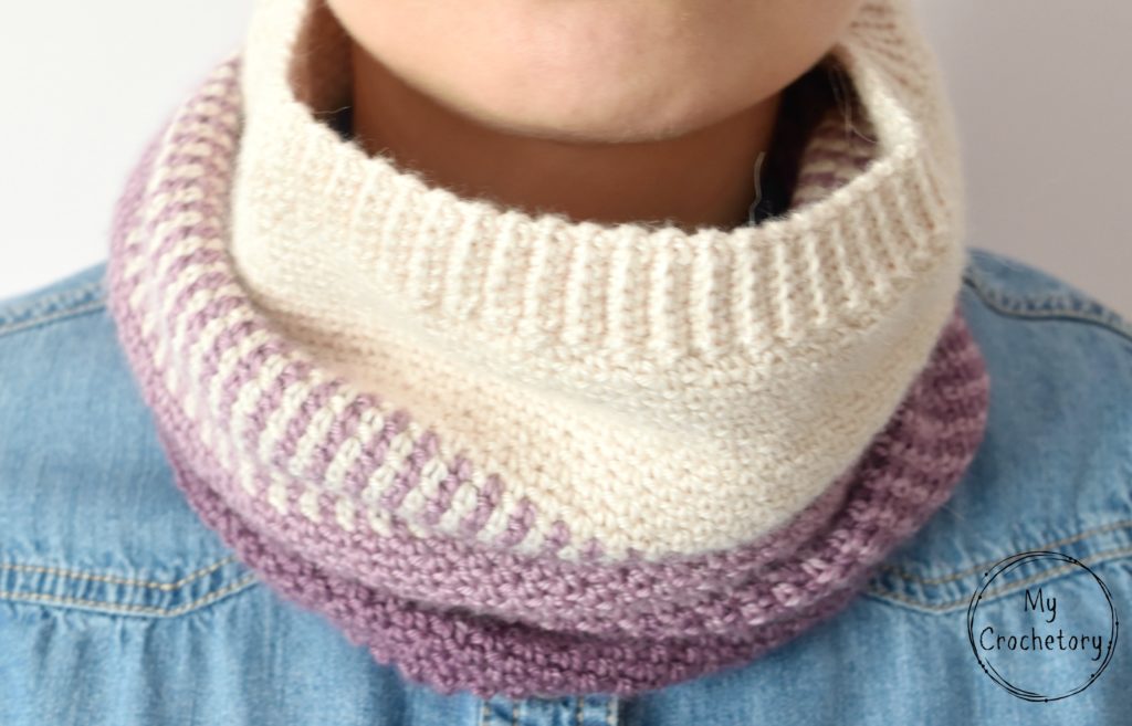 Ombre Moss Stitch Cowl: A cozy and fashionable free crochet cowl pattern accessory