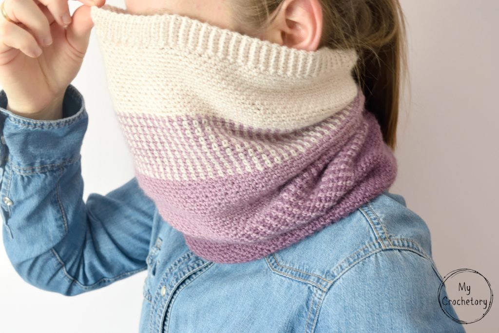 Ombre Moss Stitch Cowl: A cozy and fashionable free crochet cowl pattern accessory