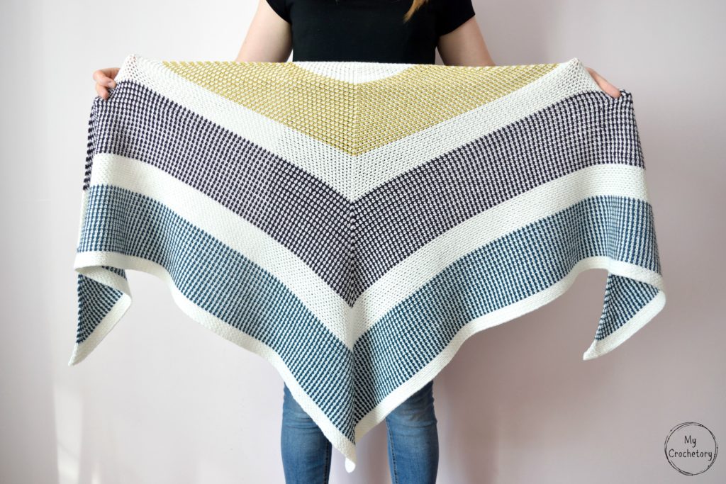 Triangle Moss Stitch Shawl - free crochet pattern for the moss stitch lovers by www.mycrochetory.com