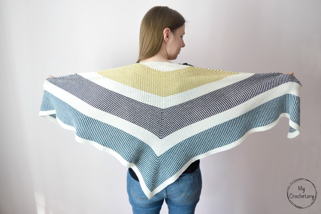 Triangle Moss Stitch Shawl - free crochet pattern for the moss stitch lovers by www.mycrochetory.com