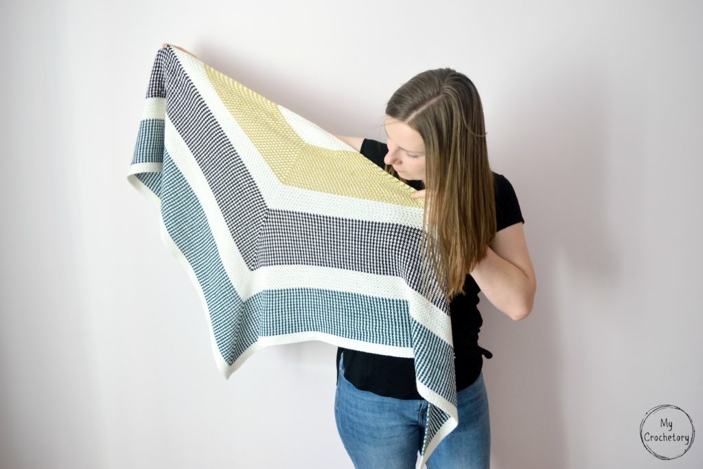 Triangle Moss Stitch Shawl - free crochet pattern for the moss stitch lovers by www.mycrochetory.com