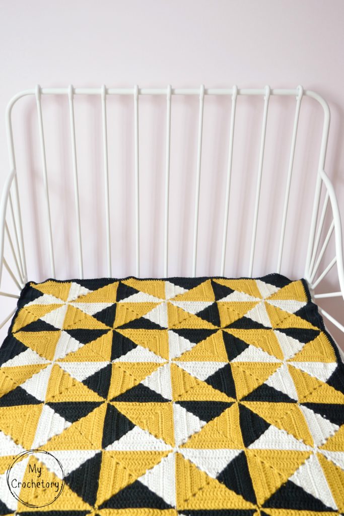 Granny Pinwheel Blanket - free pattern with photo tutorial by www.mycrochetory.com