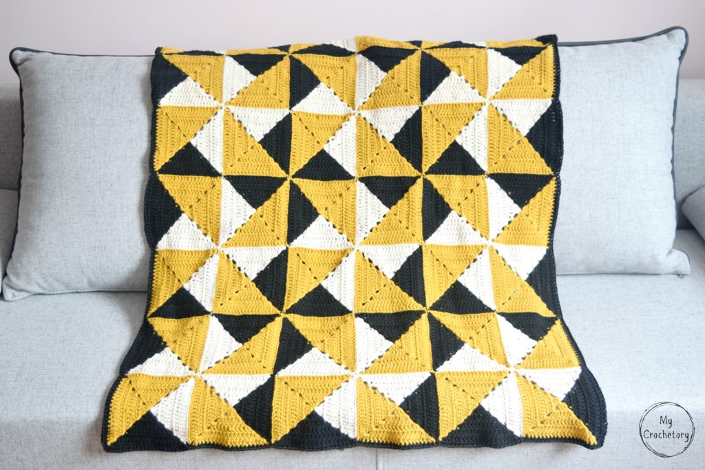 Granny Pinwheel Blanket - free pattern with photo tutorial by www.mycrochetory.com