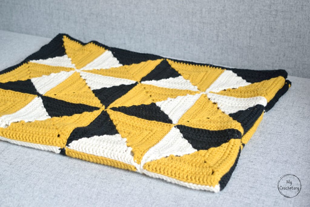 Granny Pinwheel Blanket - free pattern with photo tutorial by www.mycrochetory.com