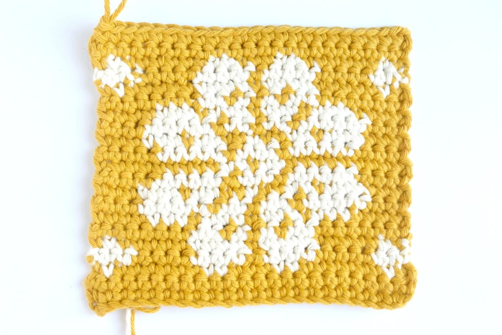 Color‑blocked intarsia crochet motif with neatly carried floats on wrong side | free crochet tutorials for beginners