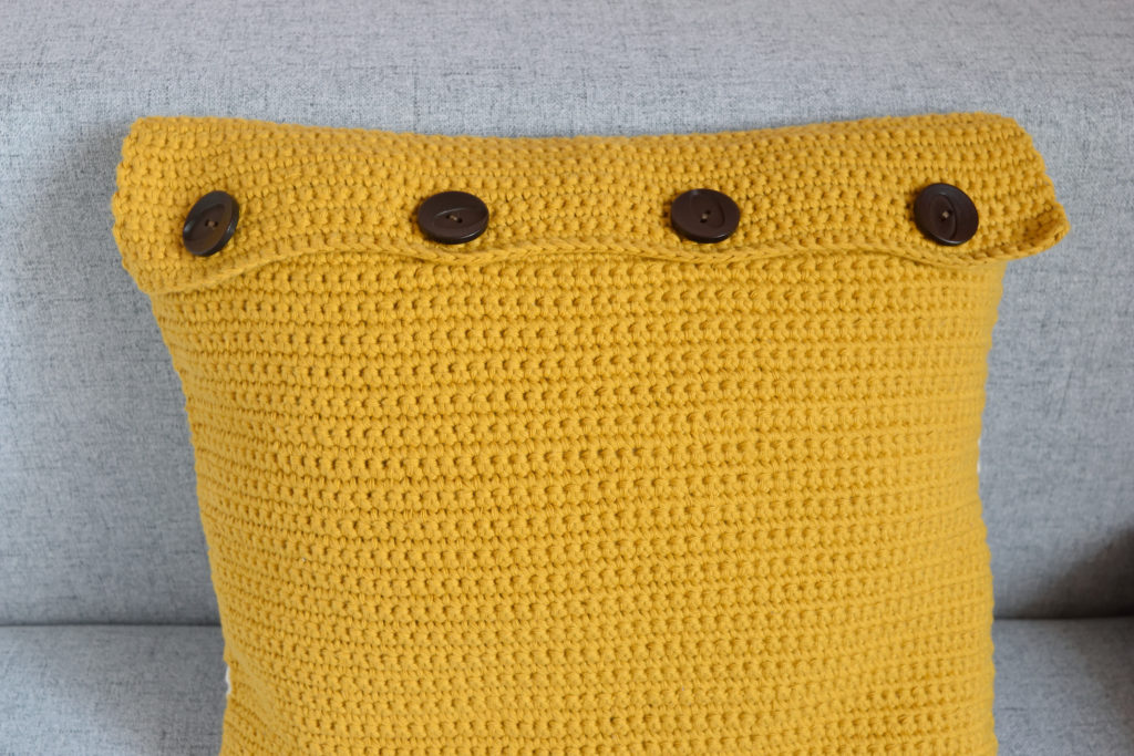 Dahlia Pillow - intarsia free crochet pattern with a graph