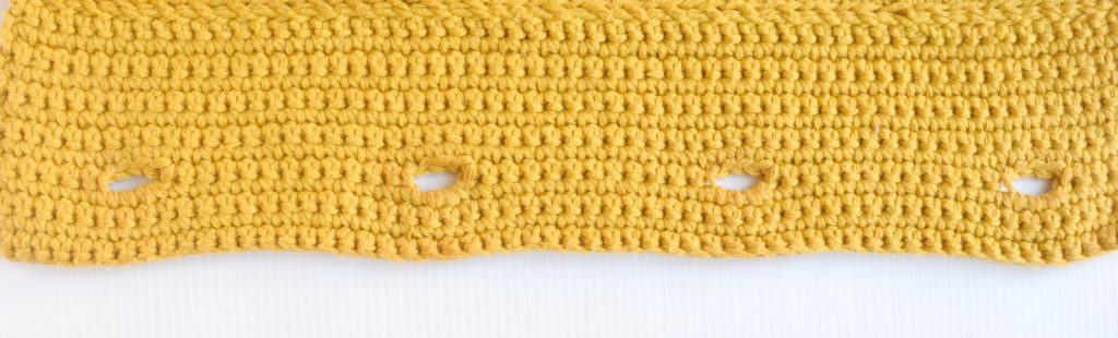 Dahlia Pillow - intarsia free crochet pattern with a graph