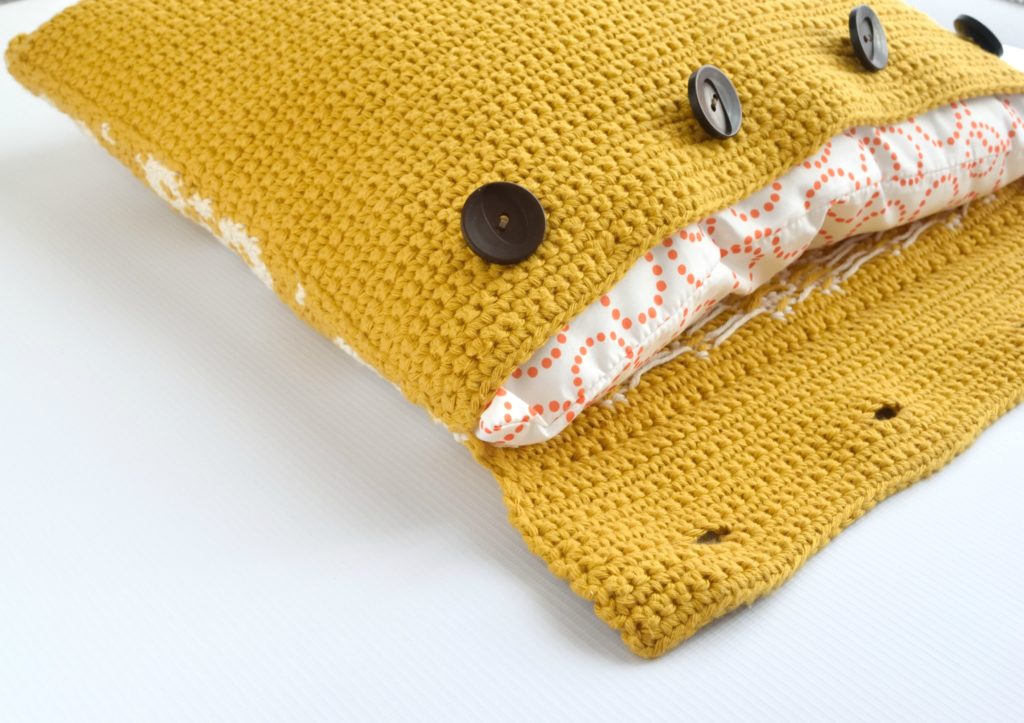 Dahlia Pillow - intarsia free crochet pattern with a graph