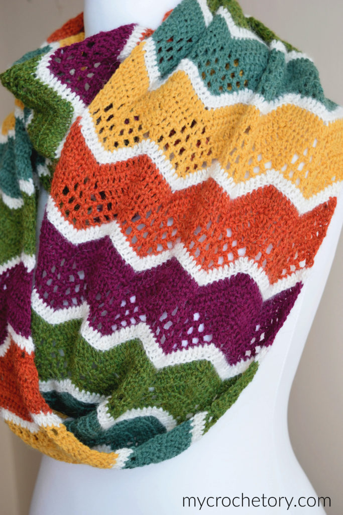 Havra Infinity Scarf: free infinity scarf crochet pattern in vibrant colors.