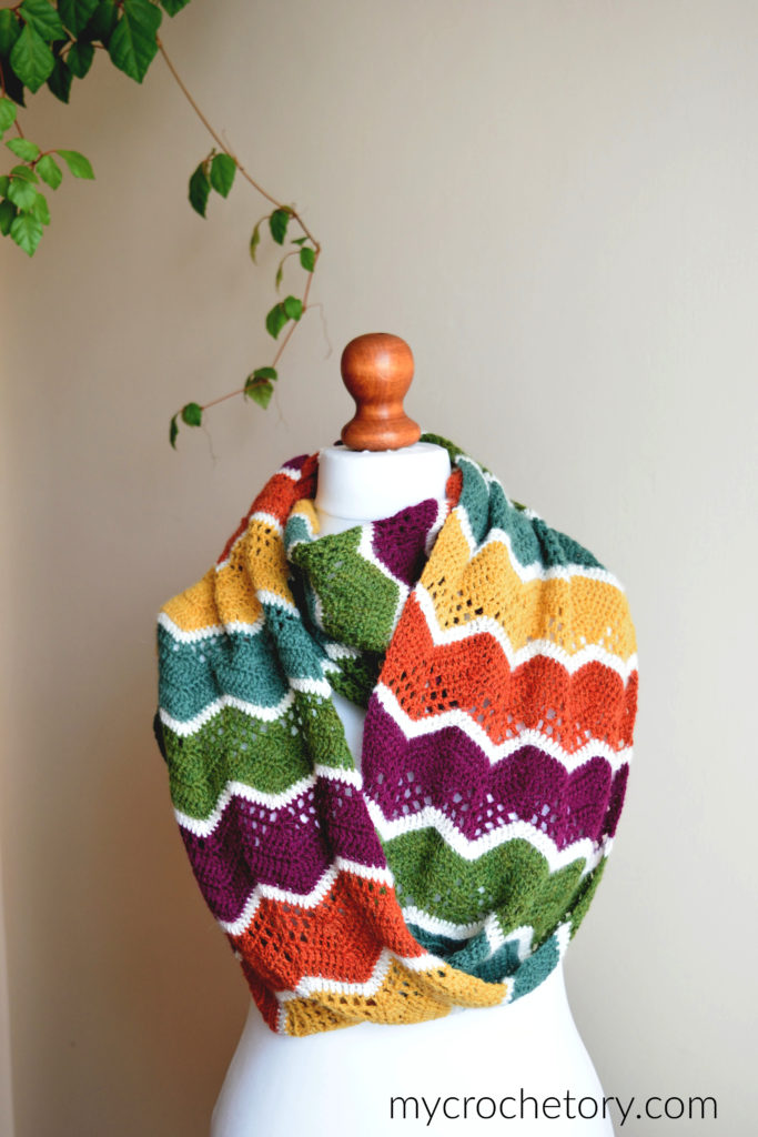 Havra Infinity Scarf: free infinity scarf crochet pattern in vibrant colors.
