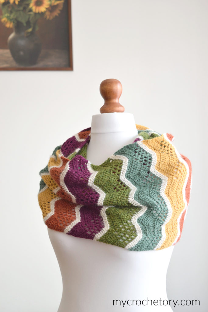 Havra Infinity Scarf: free infinity scarf crochet pattern in vibrant colors.