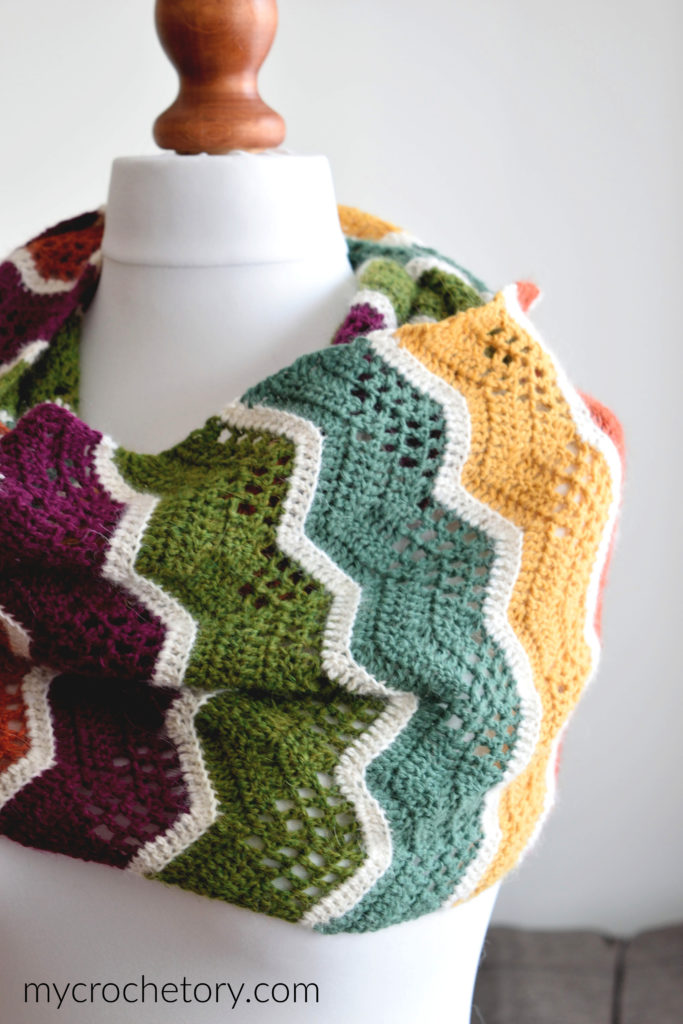 Havra Infinity Scarf: free infinity scarf crochet pattern in vibrant colors.
