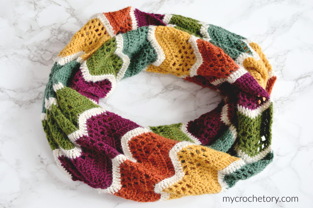 Havra Infinity Scarf: free infinity scarf crochet pattern in vibrant colors.
