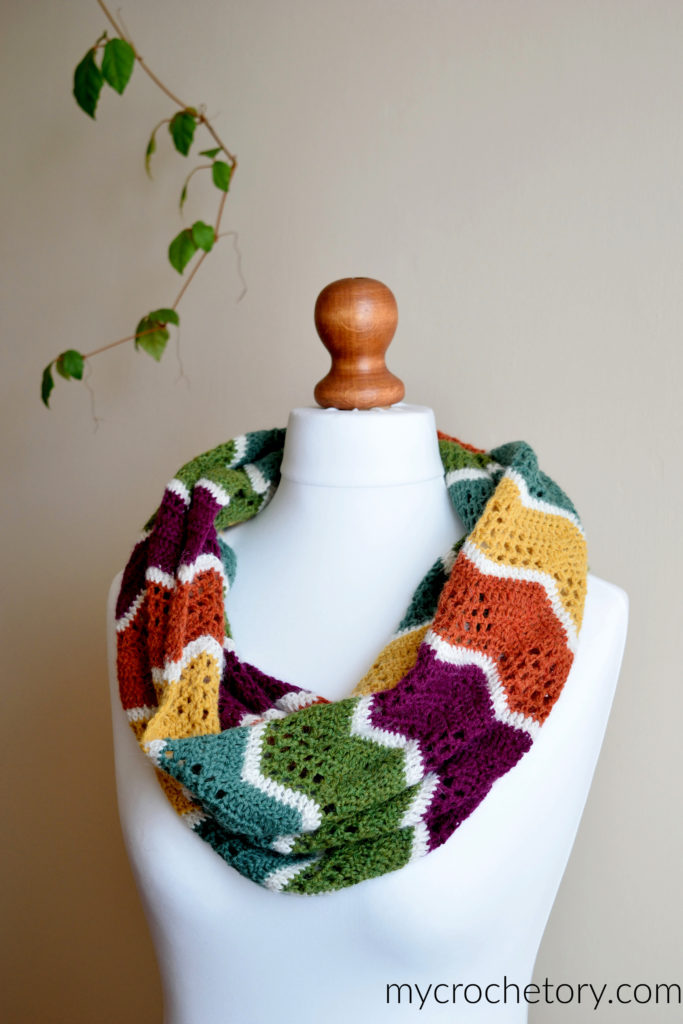 Havra Infinity Scarf: free infinity scarf crochet pattern in vibrant colors.