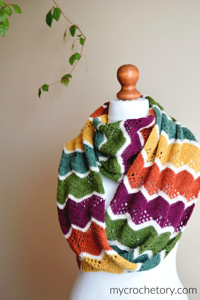 Havra Infinity Scarf: free infinity scarf crochet pattern in vibrant colors.