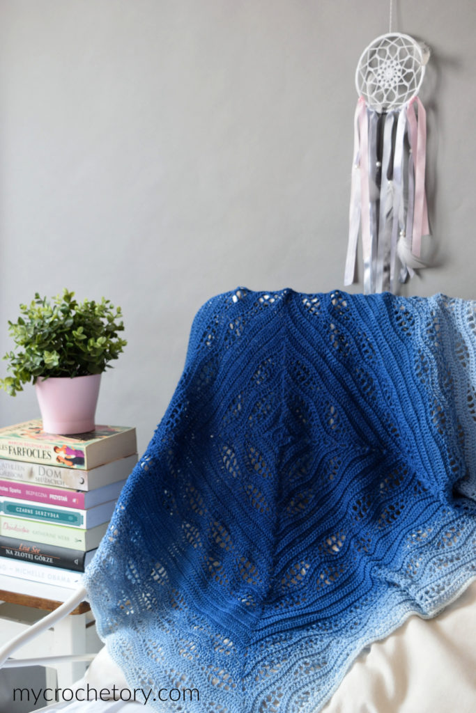 How to crochet a blanket: a beautiful Kalinda Blanket showcasing vibrant waves of color.