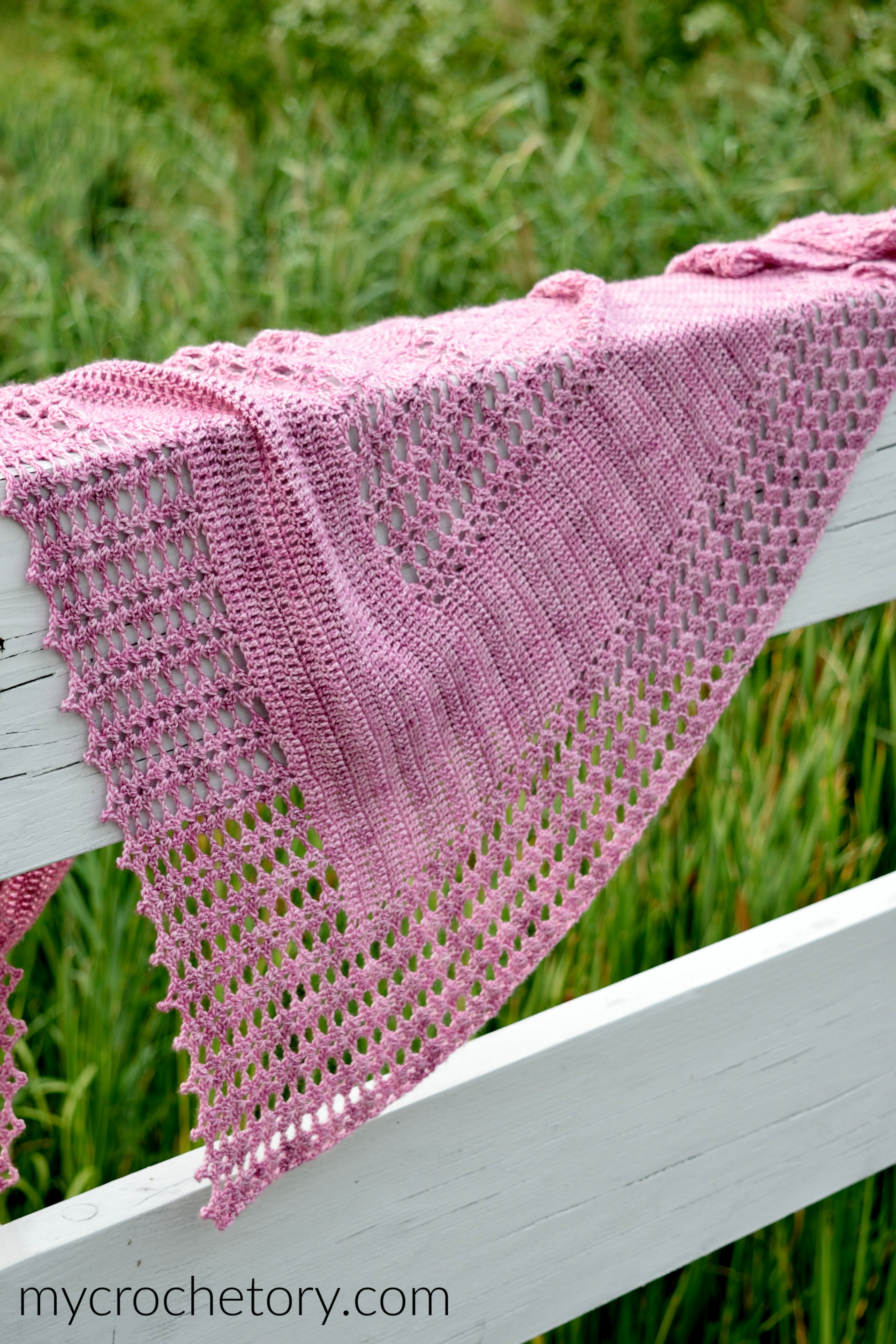 Close-up of the V-shell lace and solid double crochet stripes on the Despina shawl