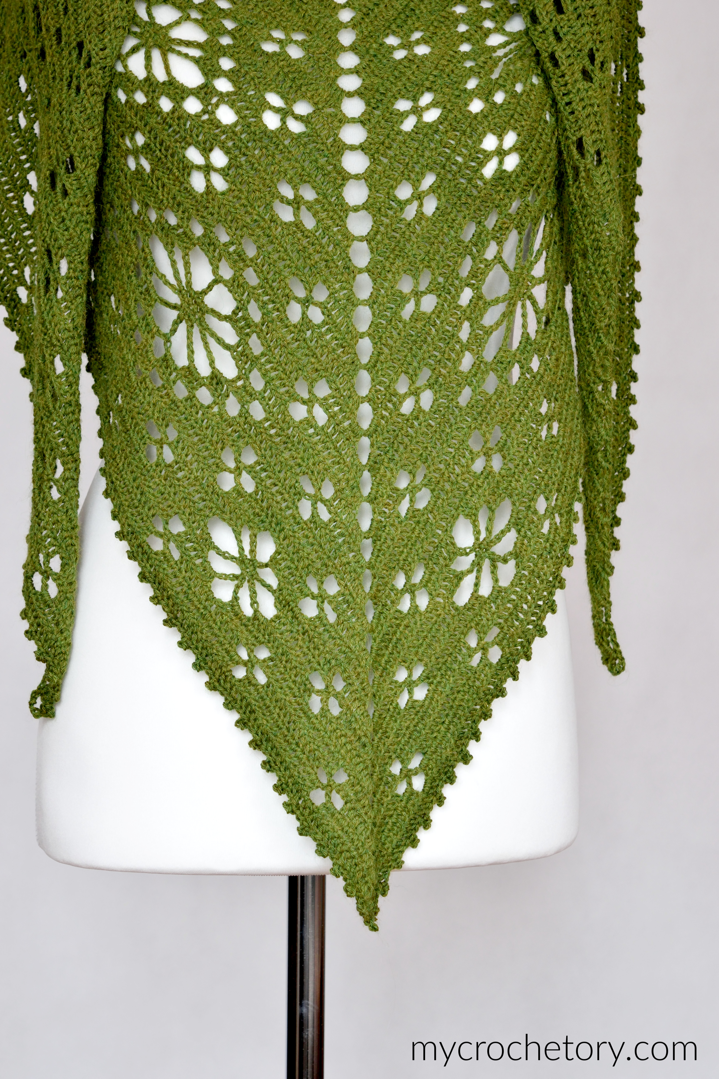 Close-up of the lace flowers and the picot edge on the point of the flower shawl