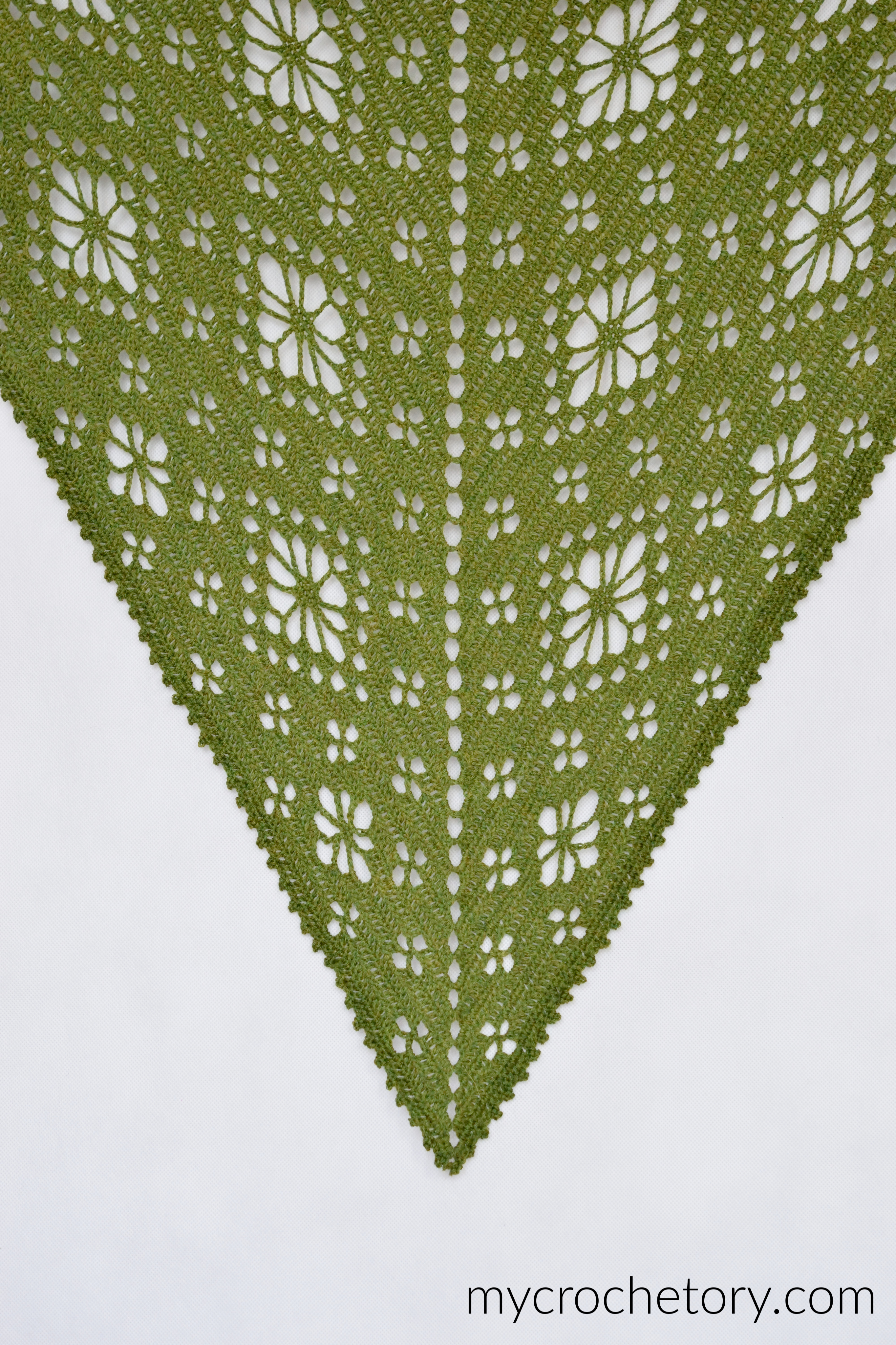 Close-up of the picot edge and lace flowers on the green flower shawl