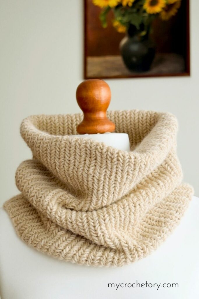Free herringbone crochet cowl pattern in beige yarn, adjustable and unisex crochet neck warmer by MyCrochetory