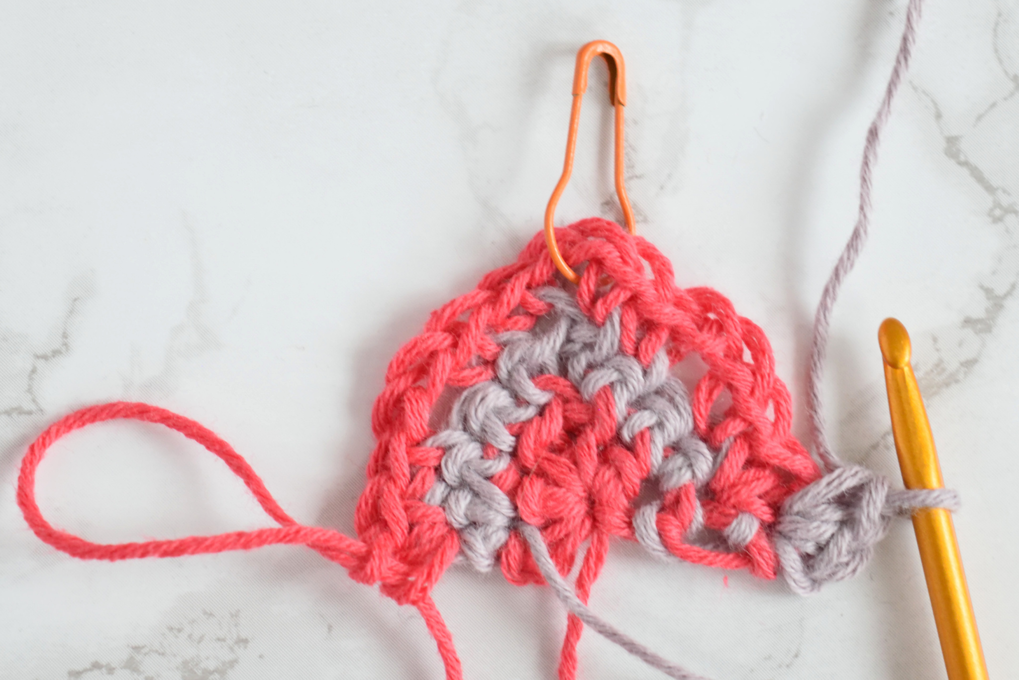 Namari mosaic crochet shawl, Row 4 step 1