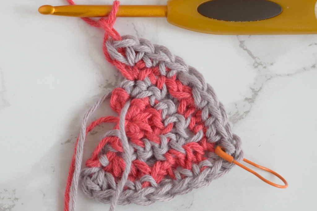 Namari mosaic crochet shawl, Row 4 step 14