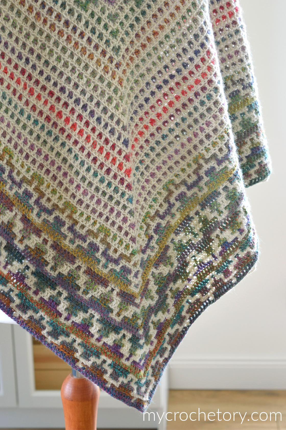 Two-color Namari mosaic crochet shawl, free pattern