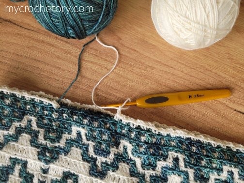 Namari Mosaic Crochet Cowl free pattern with step-by-step picture tutorial.