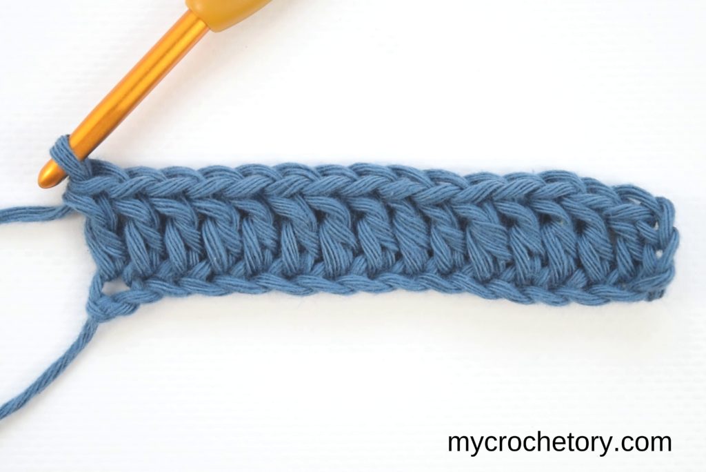 How to double crochet for beginners: first row completed.