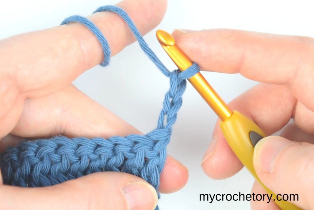 How to double crochet for beginners: turning chain3.