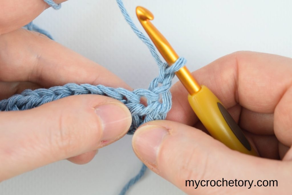 How to half double crochet: starting the new row