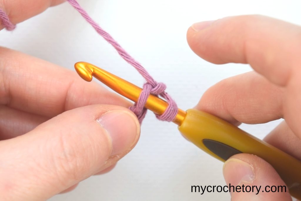 How to Single Crochet 2 Rows at once: inserting the hook in the second chain.