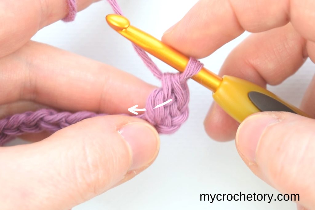 How to Single Crochet 2 Rows at once: place where to insert the hook.