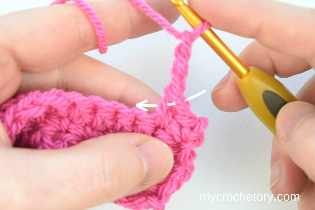 How to crochet the picot stitch: perfect way, arrow shows where insert the hook.