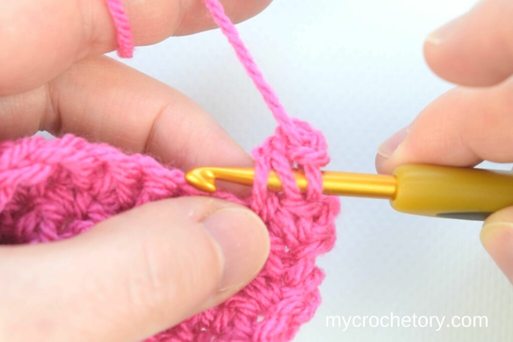 How to crochet the picot stitch: perfect way, hook inserted in the right place.