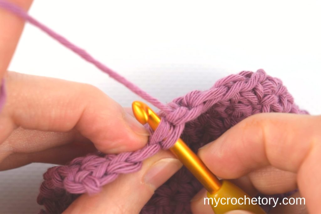 Single crochet: How to crochet an invisible decrease.