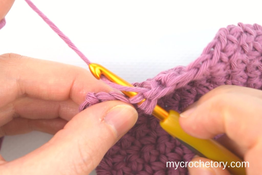 Single crochet: How to crochet an invisible decrease.