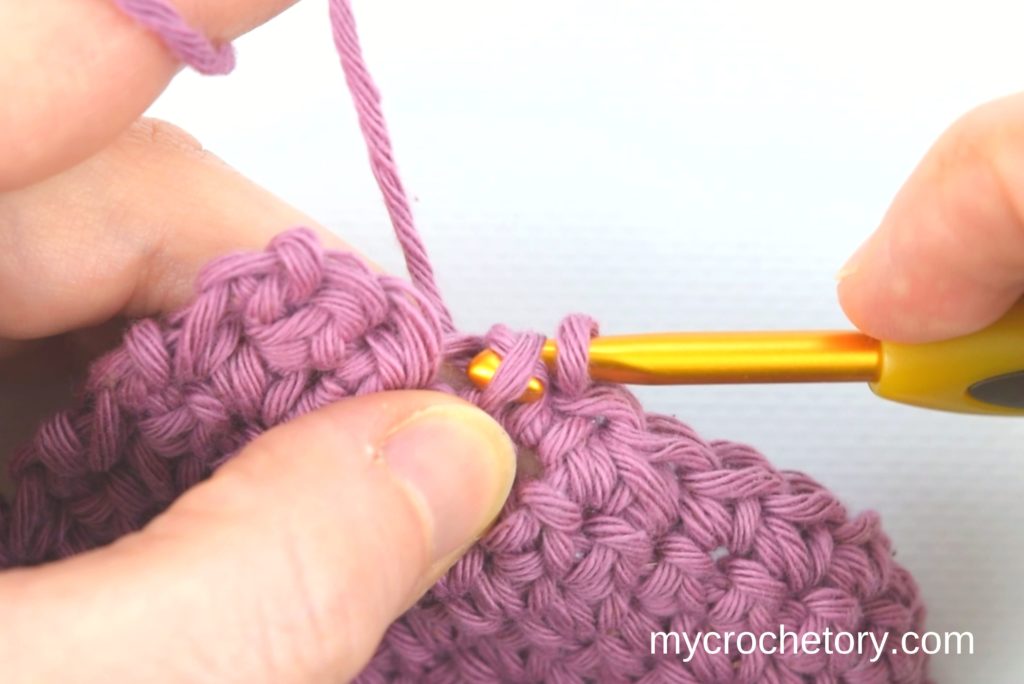 Single crochet: How to crochet an invisible decrease.
