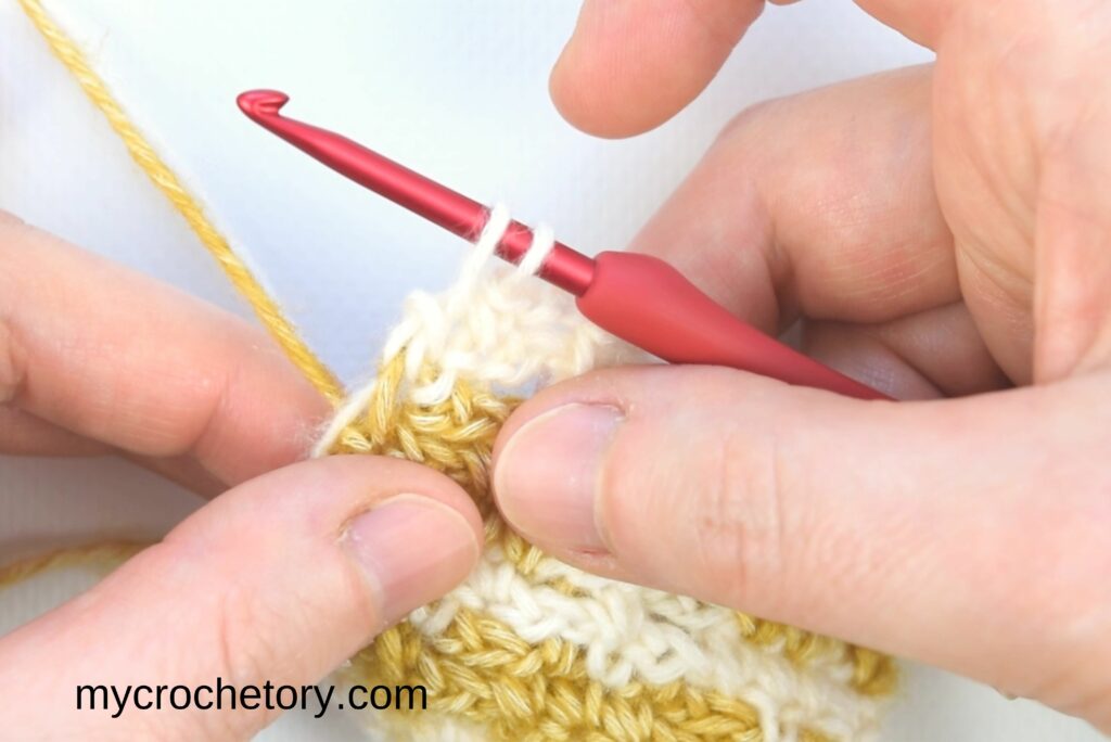 Mosaic crochet in rows: how to change colors