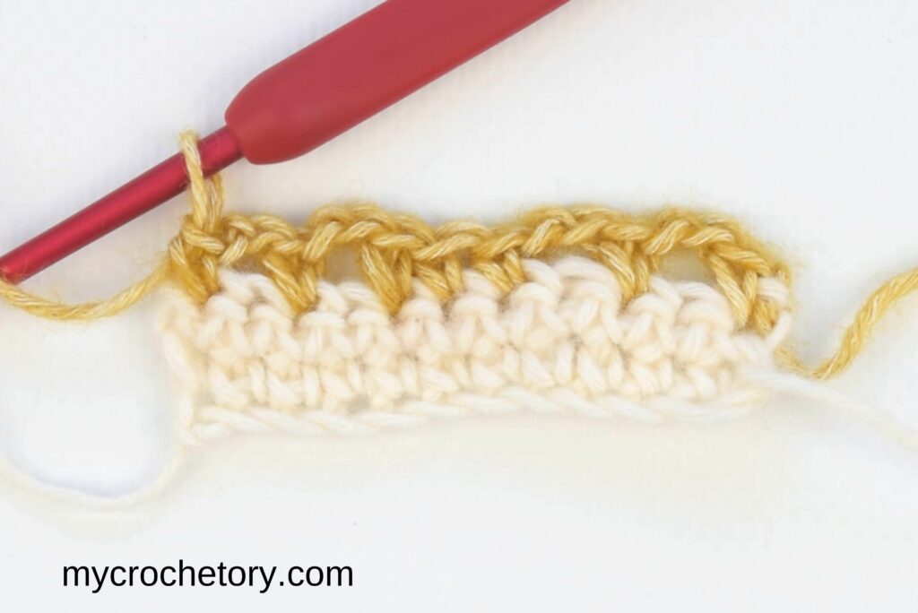 Mosaic crochet in rows: third row with yarn B