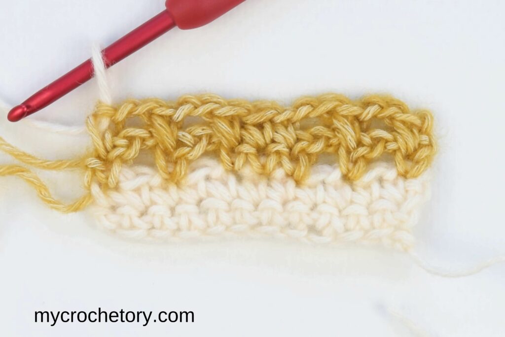 Mosaic crochet in rows: 4th row working on wrong side