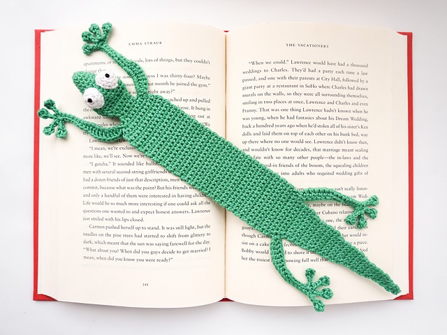 Fun crochet gecko bookmark. This crochet animal pattern free is great for readers.