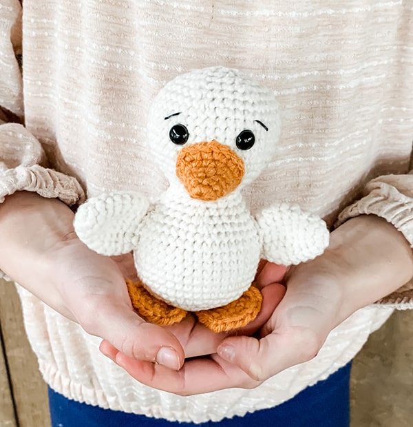 Cute crochet mini duck. This crochet animal pattern free is perfect for beginners.