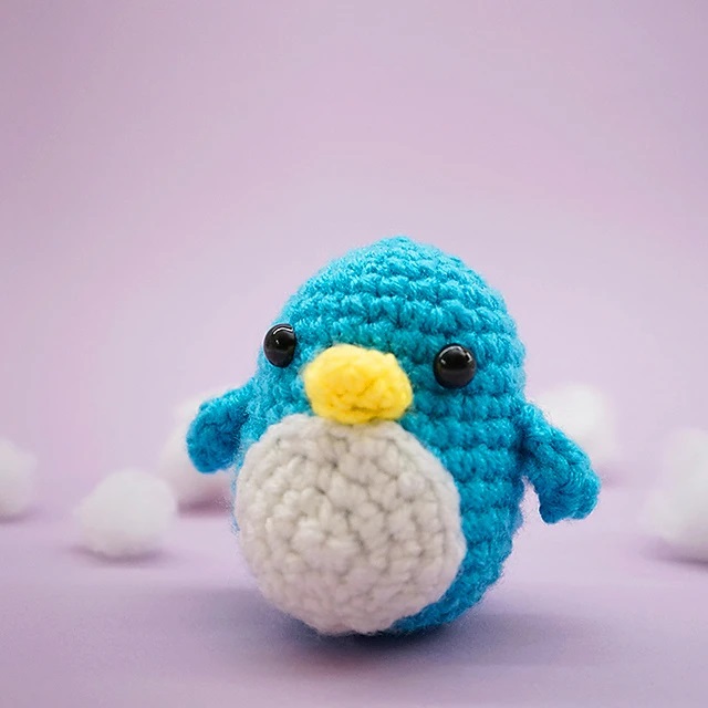 Beginner-friendly crochet penguin with detailed instructions. This crochet animal pattern free is perfect for making cute penguins.