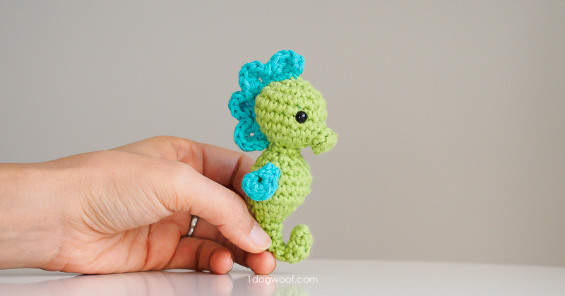Simple crochet seahorse with pipe cleaner tail. This crochet animal pattern free is perfect for beginners.