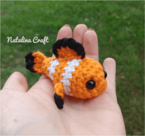 Adorable crochet clownfish. This crochet animal pattern free is great for "Finding Nemo" fans.